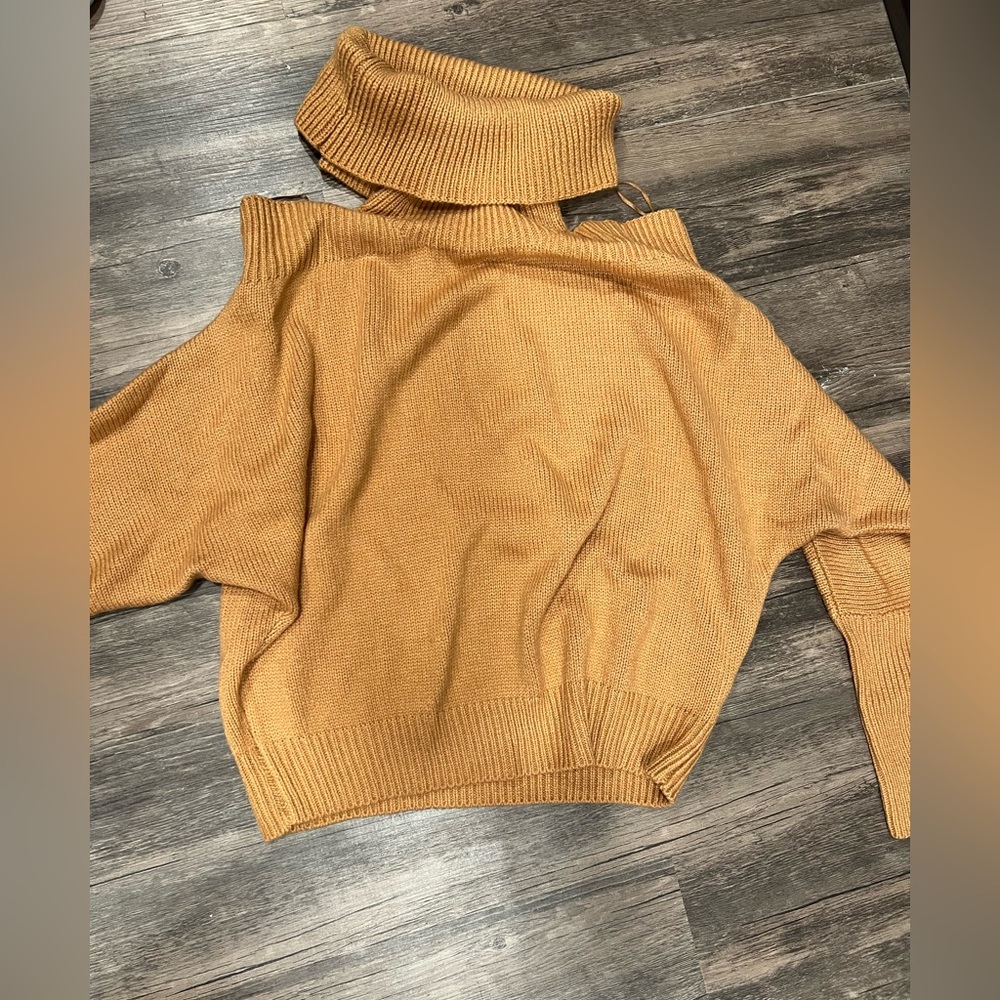 Shoulder turtle neck top